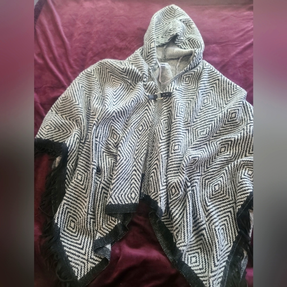 NEW YORK Andrew Mark beautiful Poncho w/hood and snap buckle.Fringed ends.Dressy